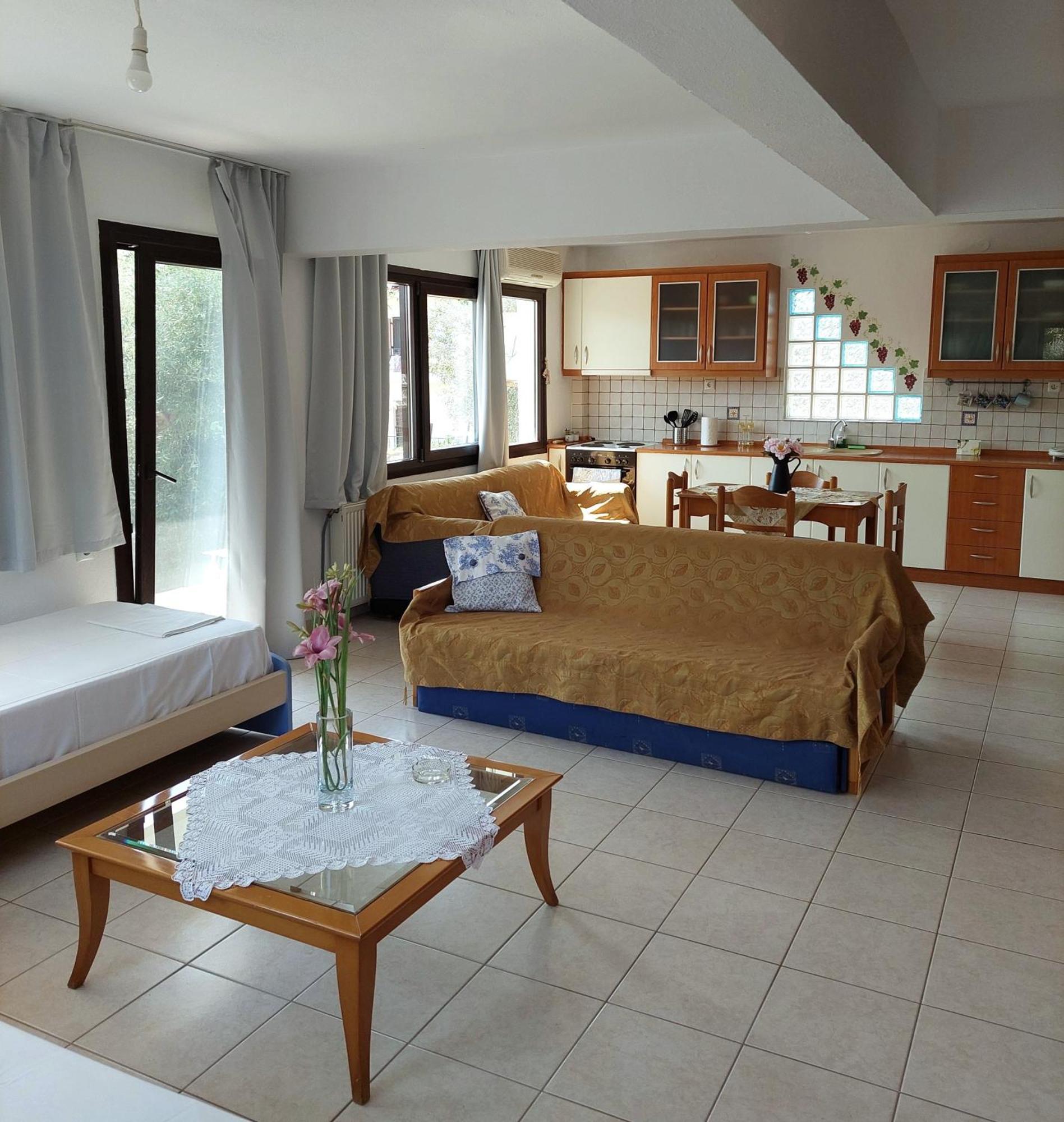 Dora'S House Comfortable Apartment With A Yard And View Pyrgadikia Exteriör bild