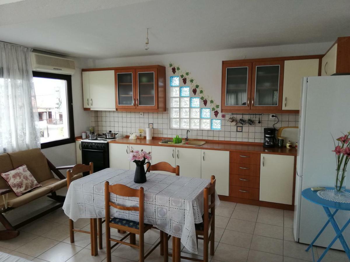 Dora'S House Comfortable Apartment With A Yard And View Pyrgadikia Exteriör bild